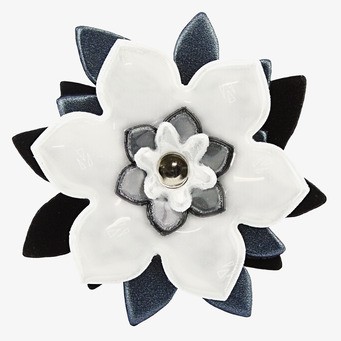 Bild av stilren reflexbrosch i svart och vitt design