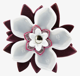 Bild av elegant reflexbrosch med vita och vinröda lager