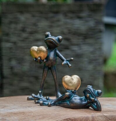 Bild av stilistisk skulptur med grodor och hjärtan