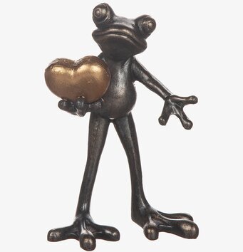 Bild av en stående grodskulptur med gyllene hjärta