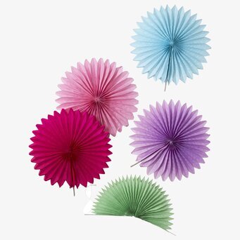 Bild av färgstarka och dekorativa hängande fläktar