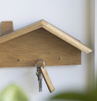 Bild av stilren hängare i ljusbrunt trä för hemmet