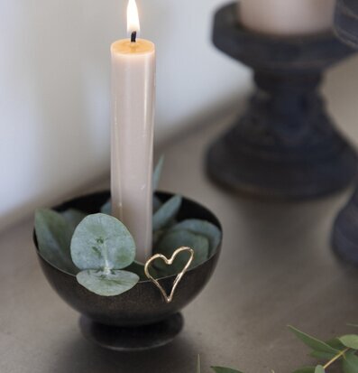 Bild av stilfullt ljusarrangemang med eukalyptusblad