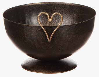 Bild av skål i hamrad plåt med hjärtformad detalj