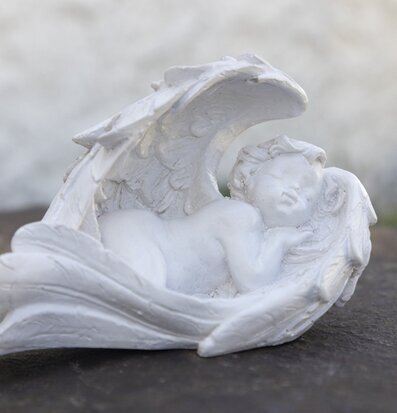 Bild av dekorativ skulptur i form av sovande ängel