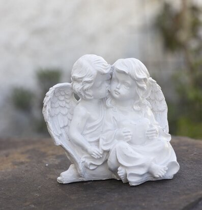 Foto av detaljerad skulptur med änglar i omfamning