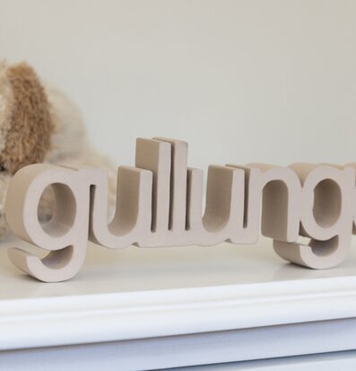 Bild av charmerande inredning med nalle och bokstäver