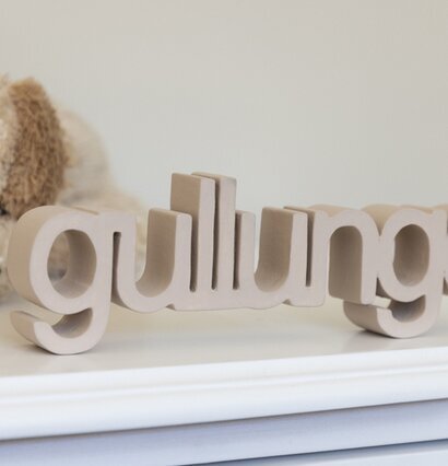 Bild av charmerande inredning med nalle och bokstäver