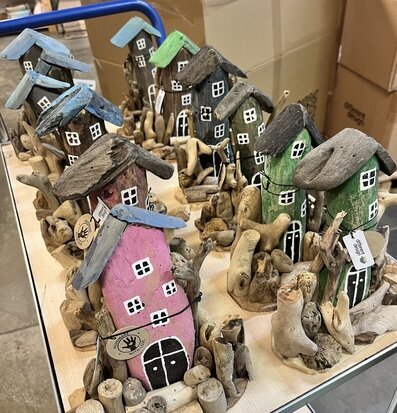 Foto av dekorativa hus i naturliga färger och material