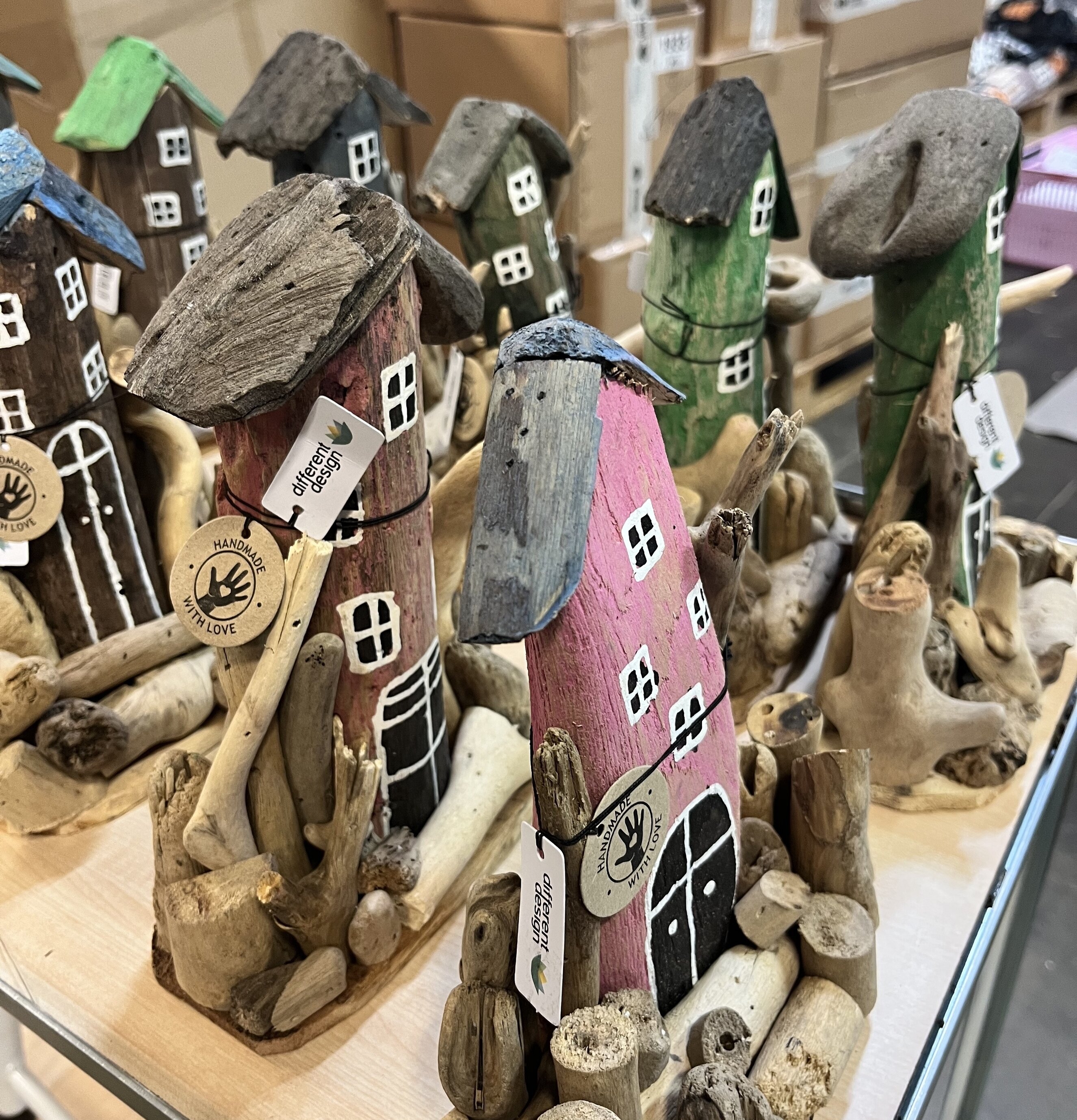 Hus Drivved från Different Design på trädäck med kartonger