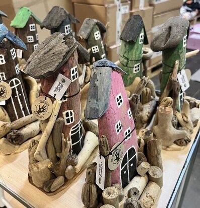 Foto av handgjorda dekorativa hus av drivved