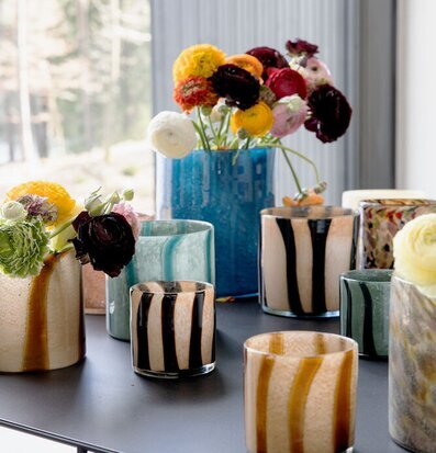 Bild av färgglada ljuslyktor och blommor i harmoni