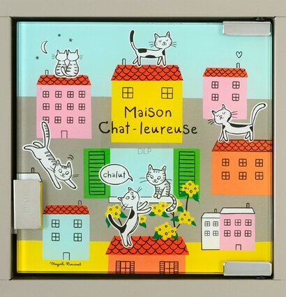 Bild av ett nyckelskåp med färgglada katter och hus