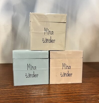 Foto av tre färgglada och funktionella trälådor