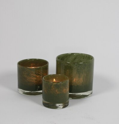 Foto av tre vackra ljuslyktor i glas och grön nyans