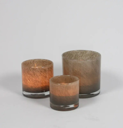 Bild av eleganta ljuslyktor i harmoniska färgnyanser