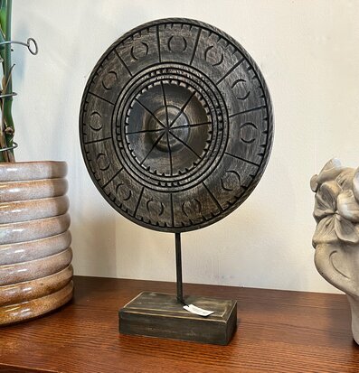 Bild av konstnärligt insynsskydd med rustik känsla