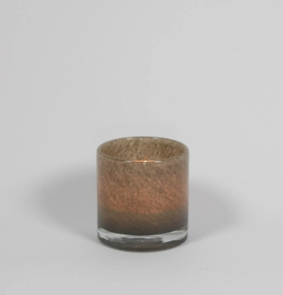 Bild av stilren ljuslykta i mullvadsbrunt glas