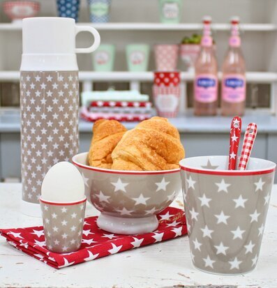 Bild av hemtrevlig frukostscen med stilrena detaljer