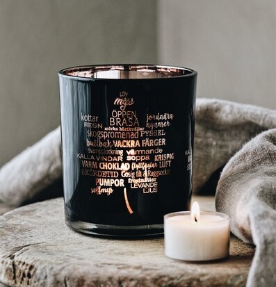 Bild av stämningsfull ljuslykta i höstlig inredning