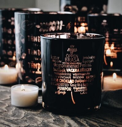 Bild av stämningsfull ljuslykta i höstlig inredning