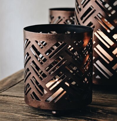 Bild av lyktor med geometriskt mönster och ljusspel