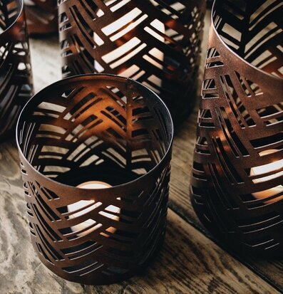 Bild av ljuslyktor med fiskbensmönster i brun nyans