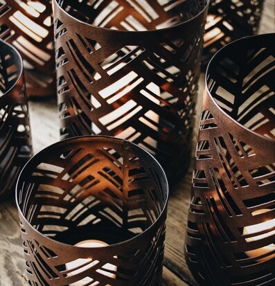 Foto av lyktor med herringbone-mönster och skuggspel