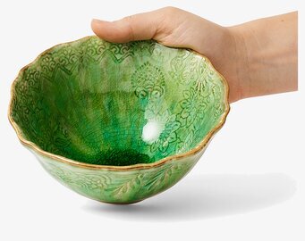 Bild av grön skål med intrikat mönster och vågiga kanter