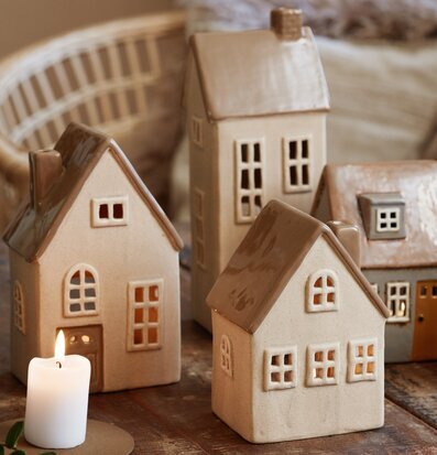 Foto av charmiga keramikhus som ljuslyktor i hemmet