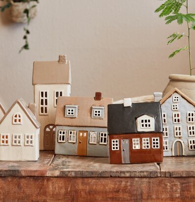 Bild av charmiga keramikhus och harmonisk inredning