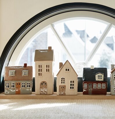 Foto av charmiga keramikhus i fönsterarrangemang