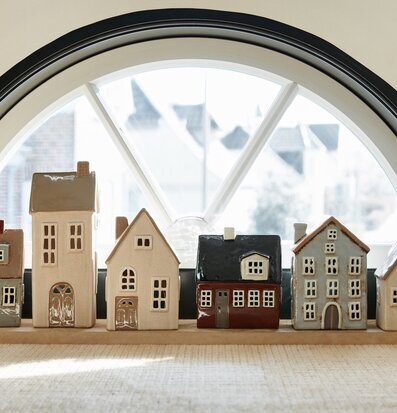 Bild av charmiga keramikhus på fönsterbräda