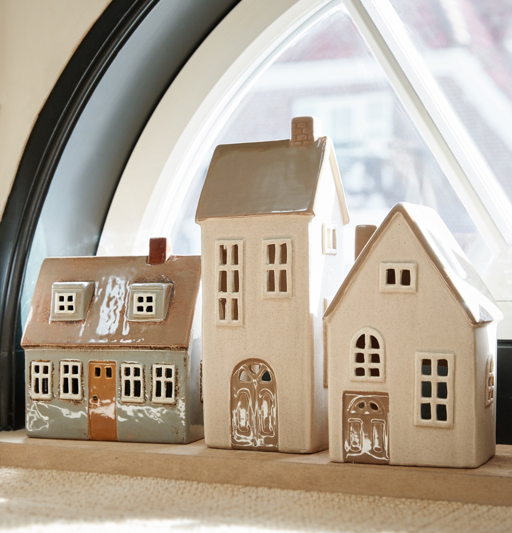 Ljuslykta Nyhavn 2 från IB Laursen i fönster med andra lyktor