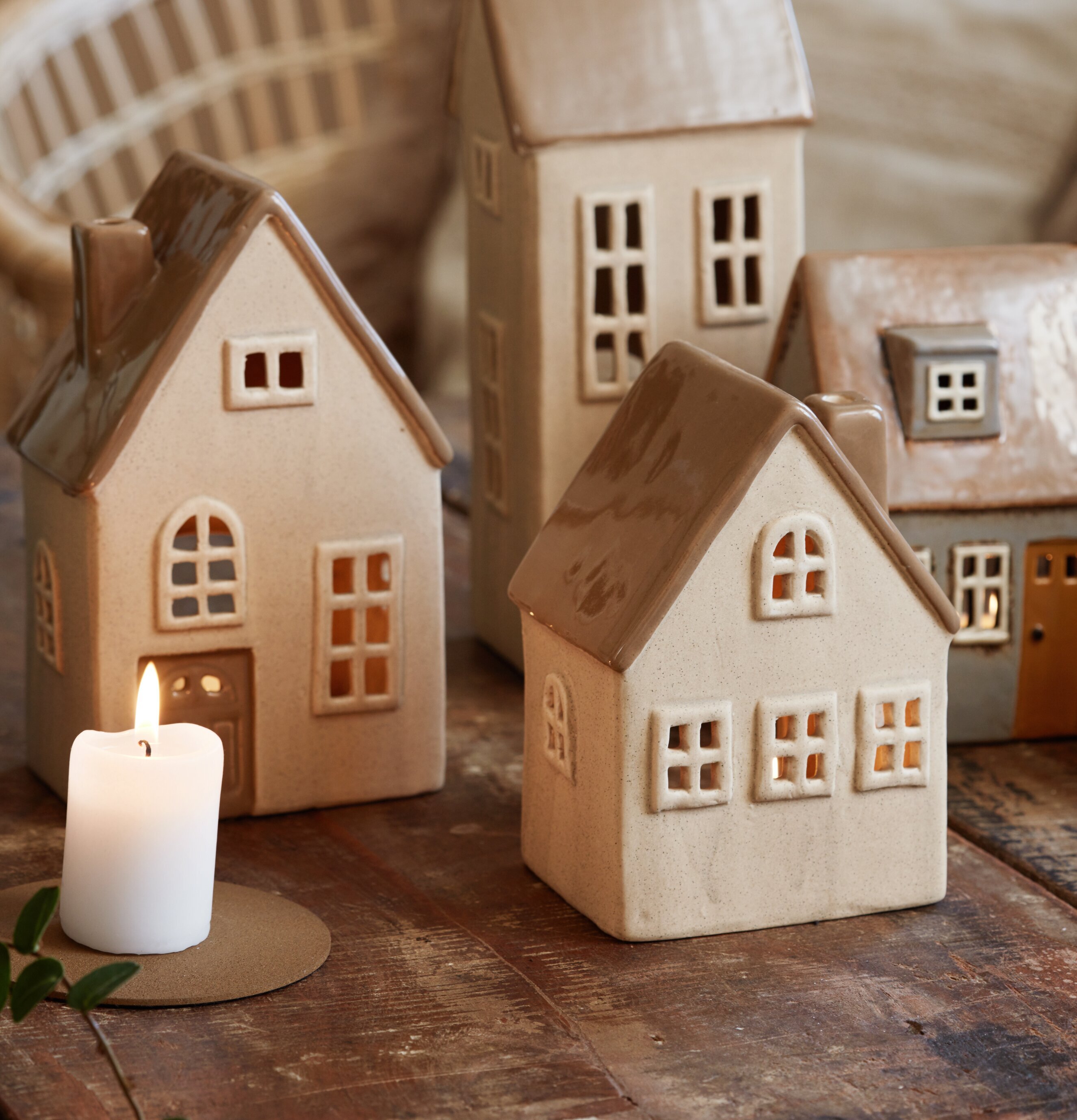 Ljuslykta Keramikhus Natur från IB Laursen på trämöbel