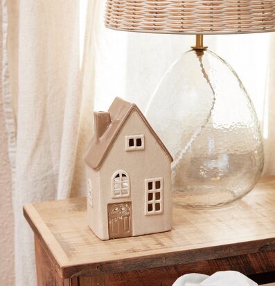 Bild av hemtrevlig inredning med ljuslykta och lampa