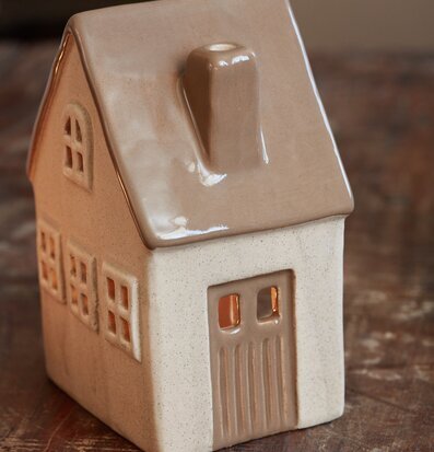 Bild av detaljrik keramikljuslykta i naturlig stil