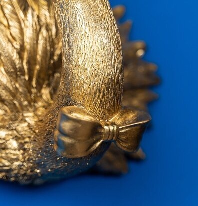 Bild av elegant gyllene flamingo mot blå bakgrund