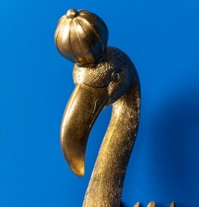 Väggdekoration Royal Flamingo från Werner Voss på blå vägg