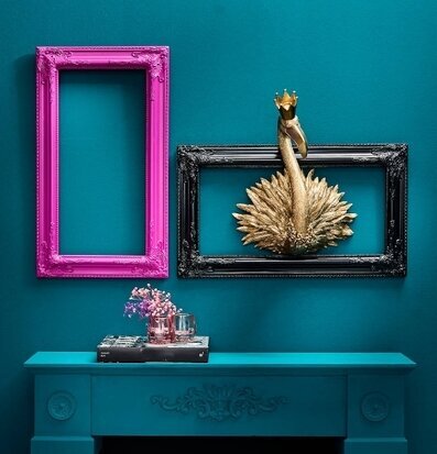 Bild av elegant inredning med färgrika kontraster