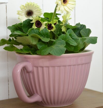 Bild av stilfull vispskål med frodig blomsterrangering