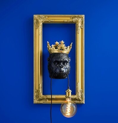 Bild av gyllene ram med barockdesign och gorillamask