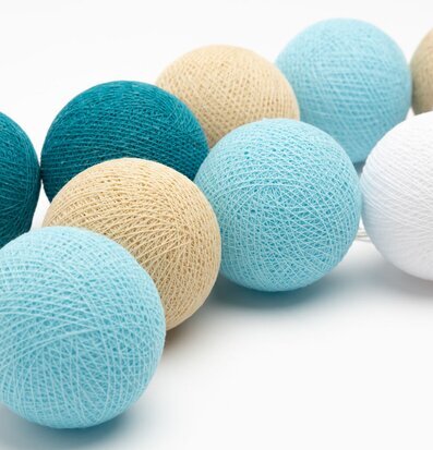 Bild av dekorativ ljusslinga med harmoniska färger