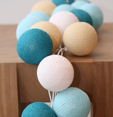 Bild av dekorativ ljusslinga med harmoniska färger