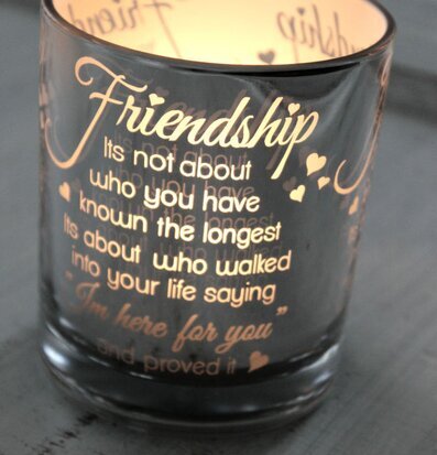 Bild av stilrent ljusglas med elegant design och citat