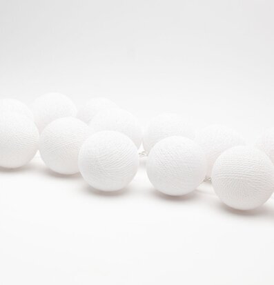 Foto av elegant ljusslinga med vita snöbollslampor