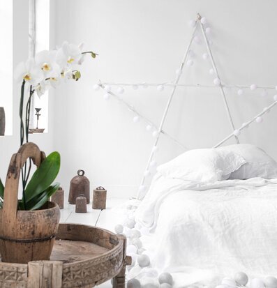 Bild av stilrent sovrum med stjärnformad ljusinstallation