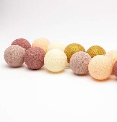 Foto av ljusslinga i jordnära färger och texturer