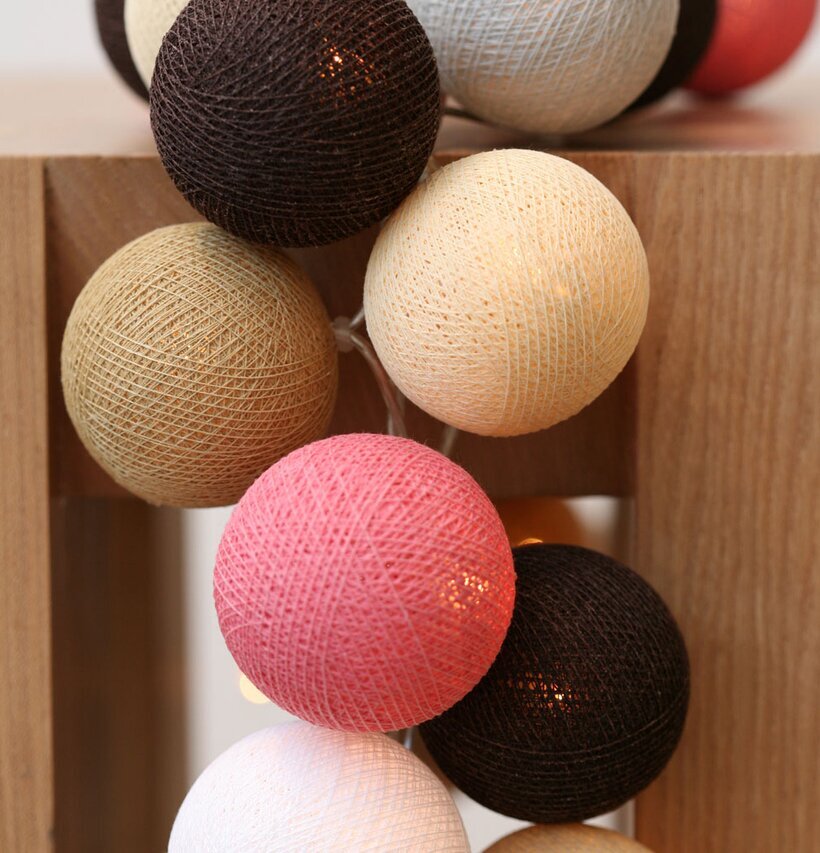 Bild av vacker ljusslinga med bollar i olika färger