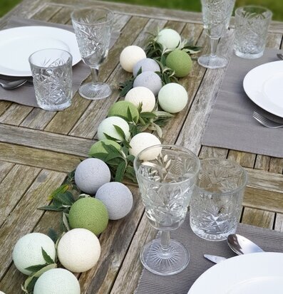 Bild av ett inbjudande utomhusbord med ljusslinga